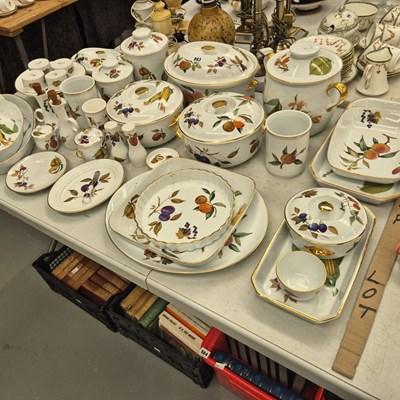 Lot 883 - A collection of Worcester 'Evesham'  tureens,...
