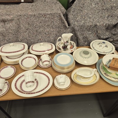 Lot 887 - A Worcester wash jug and bowl, Doulton 'Minuet'...