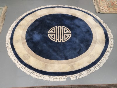 Lot 446 - A Chinese circular rug Ø 187cm