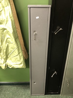 Lot 391A - A vintage 3-gun holding grey gun cabinet. H...
