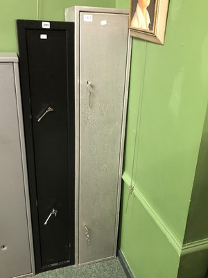 Lot 391B - A larger 4-gun holding grey gun cabinet with...