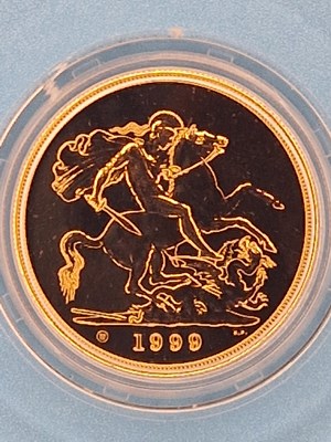 Lot 2934 - Royal Mint - 1999 Gold £5 pound coin...