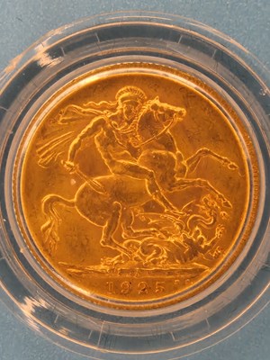 Lot 2964 - 1925 Gold Sovereign, struck in 22ct gold with...
