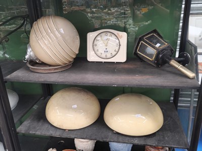 Lot 516 - A mantle clock, a beige glass celing globe, a...