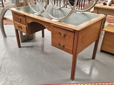 Lot 121 - An early 20th century oak desk, the oil cloth...