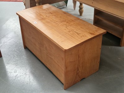 Lot 126 - A 20th century elm plank blanket box H 45 W 91...