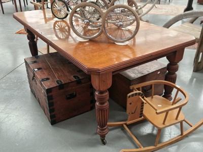 Lot 131 - An early 20th century oak wind out dining...
