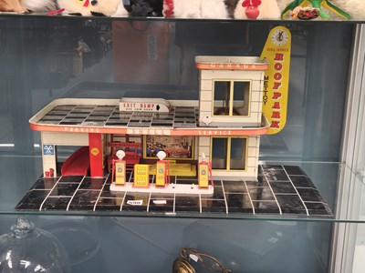 Lot 590 - A Mettoy tin plate garage