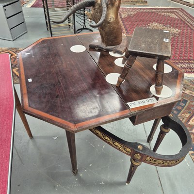 Lot 169 - A Victorian octagonal cross banded mahogany...