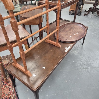 Lot 176 - A 20th century mahogany coffee table on...