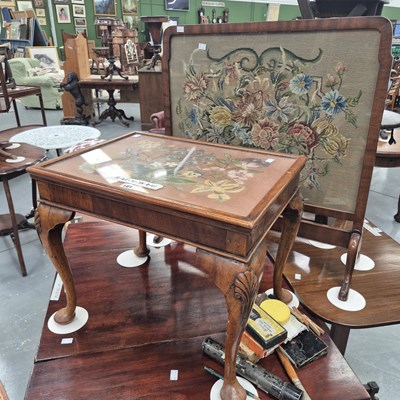 Lot 181 - A small 20th century occasional table with a...
