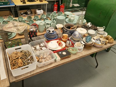 Lot 617 - Curtain rings, wood and ceramic door handles,...