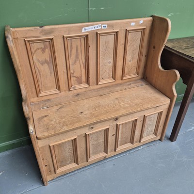 Lot 205 - A modern pine box settle H 90 W 96 D 38cm