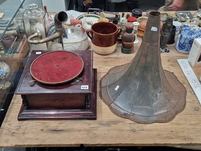 Lot 658 - A wind up horn gramophone, the motor mahogany...