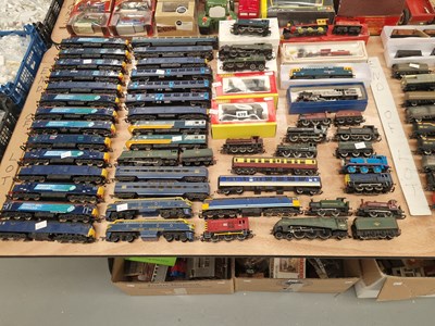 Lot 670 - Triang and Hornby Dublo locomotives and four...