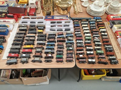Lot 672 - A collection of Hornby Dublo and Triang...