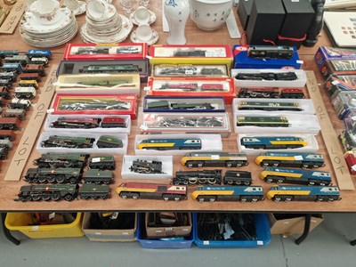 Lot 673 - A collection of boxed and loose 00 guage...