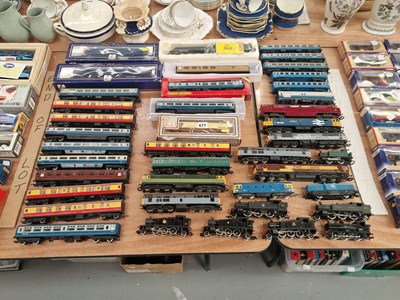 Lot 677 - 00 gauge locomotives and passenger carriages,...