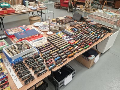 Lot 680 - 00 gauge passenger carriages, rolling stock...