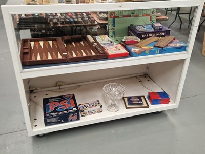 Lot 685 - A backgammon set, bezique markers, boxed board...