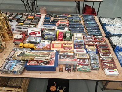 Lot 700 - Boxed and loose die cast vans, buses by Lledo,...