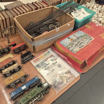 Lot 774 - A boxed Triang 00 gauge trains set, rail, a...