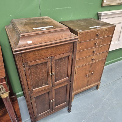 Lot 252 - An early 20th century oak vacant Dousona...