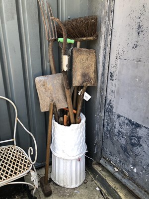 Lot 456 - A mixed variety of 14 garden tools (inc....