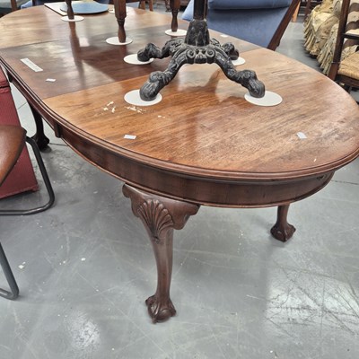 Lot 339 - A vintage mahogany one leaf extending dining...