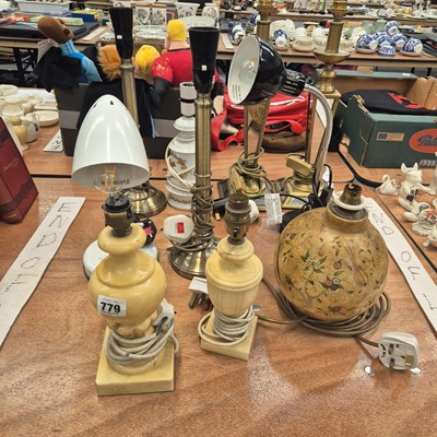 Lot 779 - A group of various table lamps
