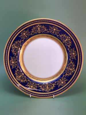 Lot 1820 - A set of ten Minton dinner plates with gilt...