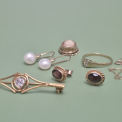Lot 14 - Group of 9ct gold jewellery comprising a cameo...