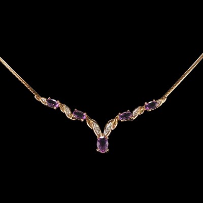 Lot 15 - A 9ct hallmarked gold necklace set with oval...