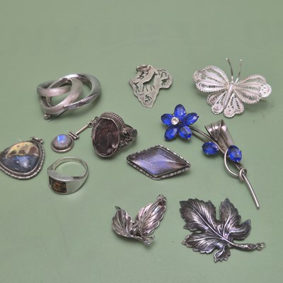 Lot 16 - A collection of jewellery to include; a...