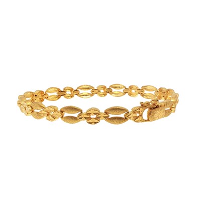 Lot 17 - A bracelet composed of alternating elongated...