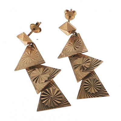 Lot 22 - A pair of 9ct gold articulated drop earrings,...
