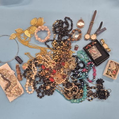 Lot 34 - A large collection of costume jewellery to...