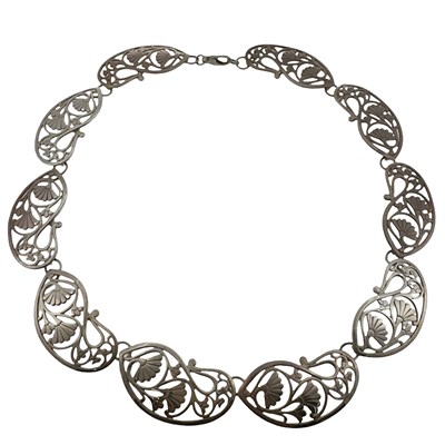 Lot 36 - A Scottish silver necklace attributed to Ortak...