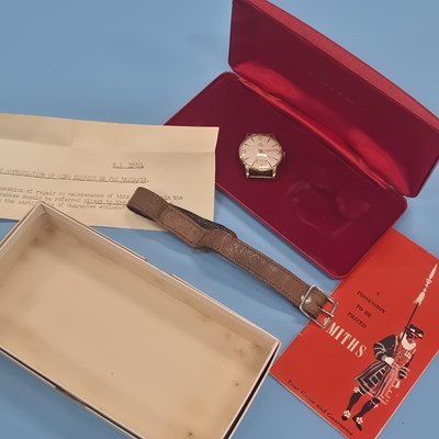 Lot 37 - A 9ct hallmarked gold Smith's presentation...