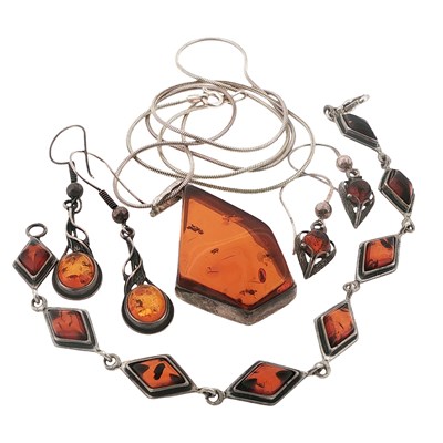 Lot 49 - A collection of amber set silver jewellery to...