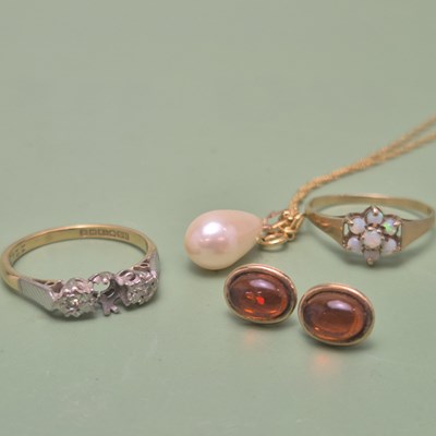 Lot 50 - A vintage 9ct hallmarked gold opal cluster...