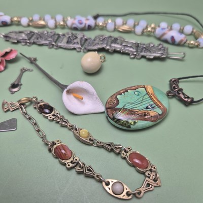 Lot 51 - A collection of costume jewellery comprising...