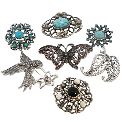 Lot 68 - A collection of twenty five vintage costume...
