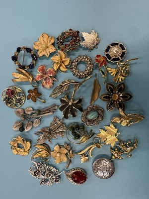 Lot 81 - A collection of thirty one vintage costume...