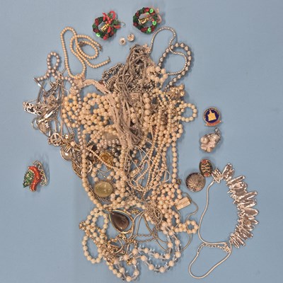 Lot 82 - A quantity of costume jewellery to include...