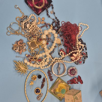 Lot 28 - A large selection of costume jewellery,...