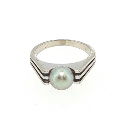 Lot 85 - Modernist cultured pearl ring set with a...
