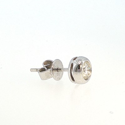 Lot 86 - A single diamond stud earring, the round...