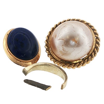 Lot 89 - A group of gold jewellery comprising an odd...
