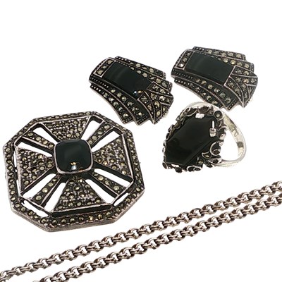 Lot 91 - A group of silver jewellery comprising: an Art...